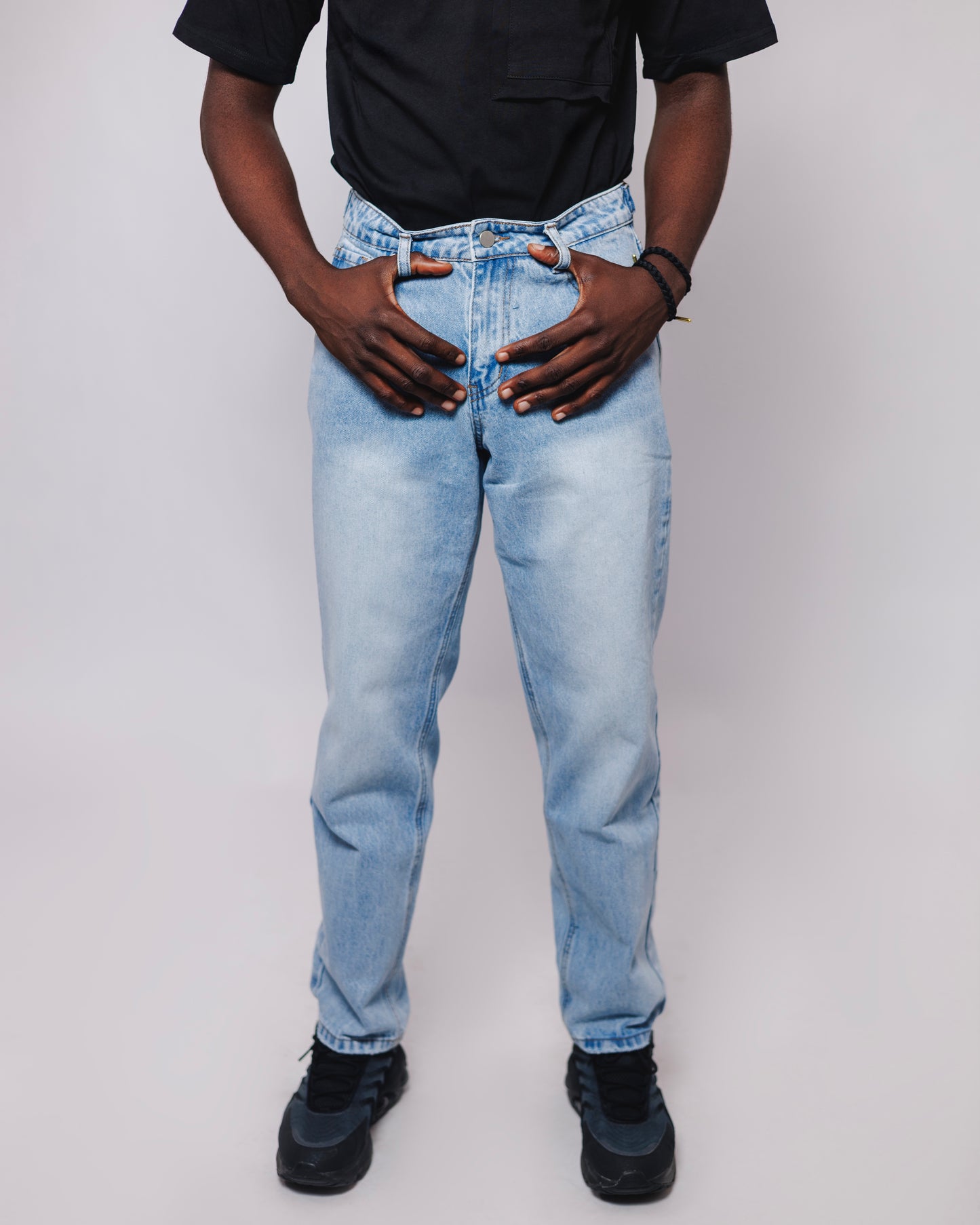 Old Eagle Straight Fit Jeans in Light Wash