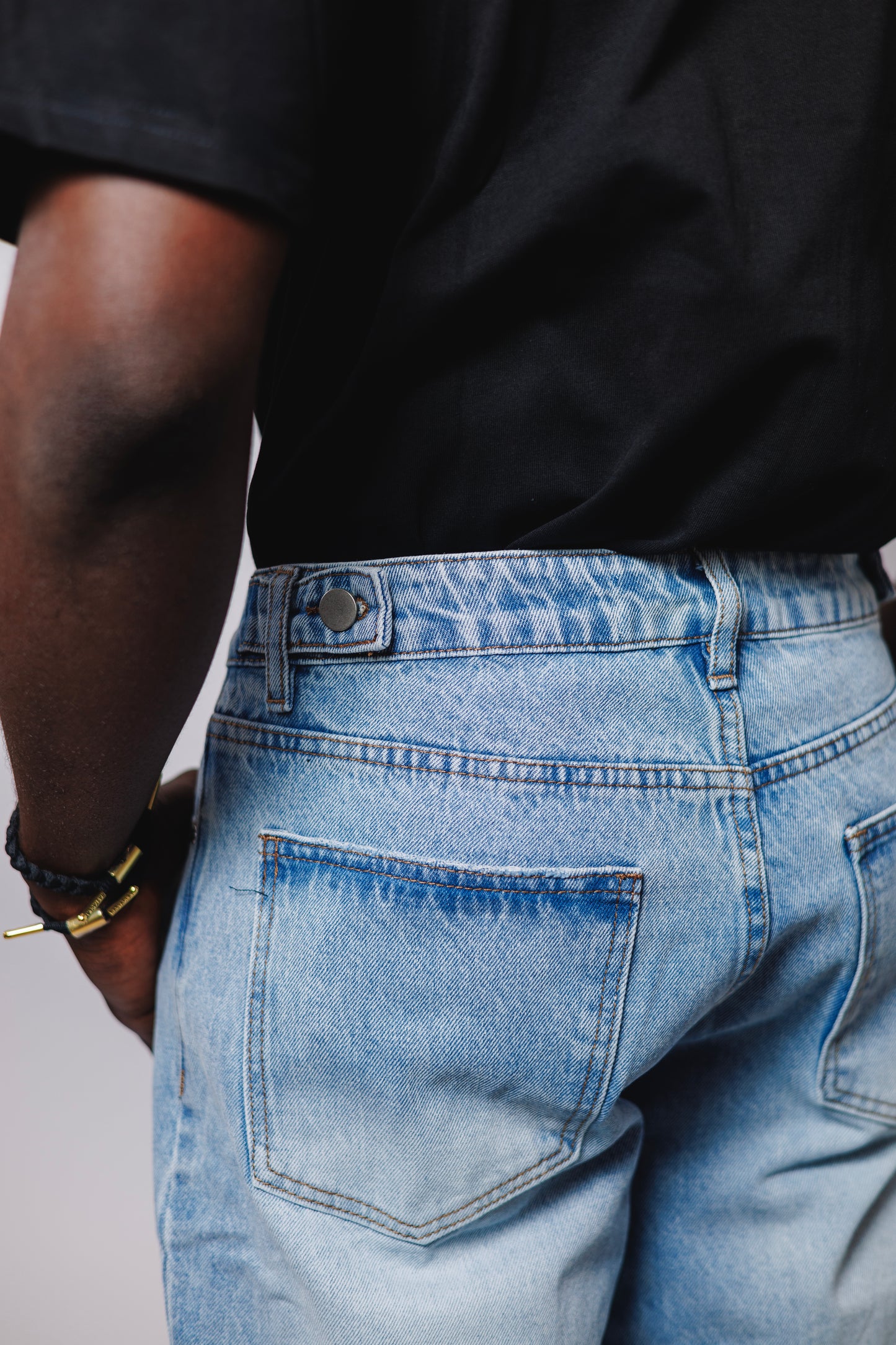 Old Eagle Straight Fit Jeans in Light Wash