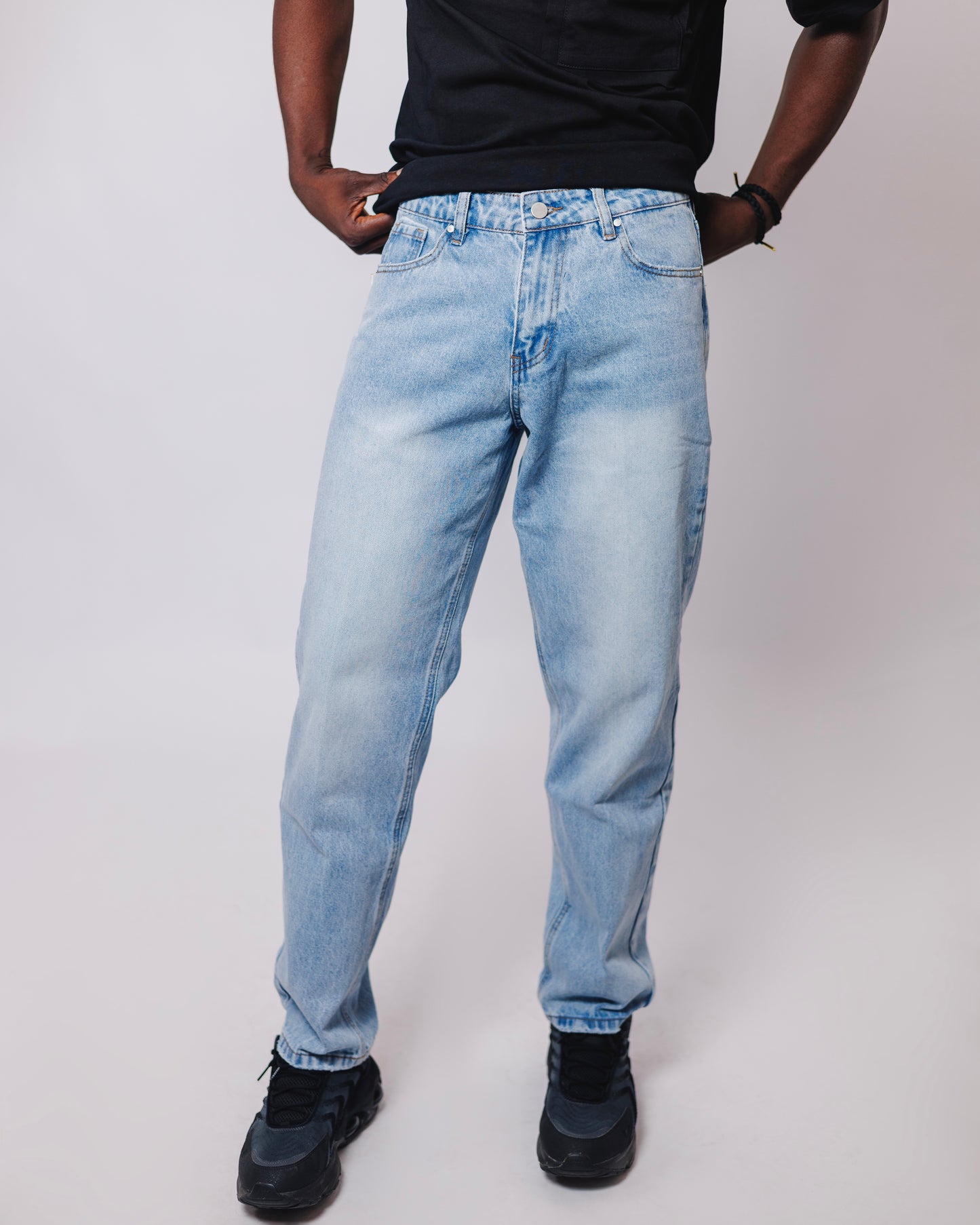 Old Eagle Straight Fit Jeans in Light Wash