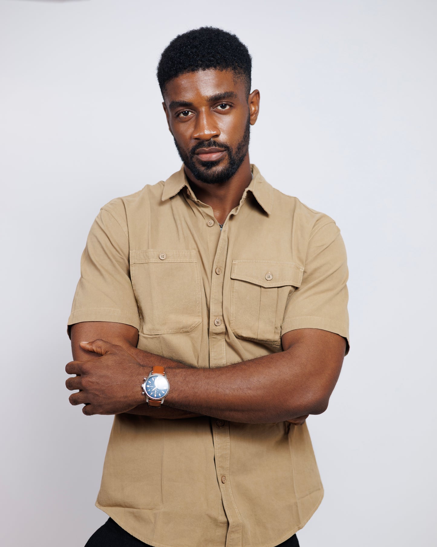 Structured Short-sleeved shirt with Double Chest Pockets in Camel Brown